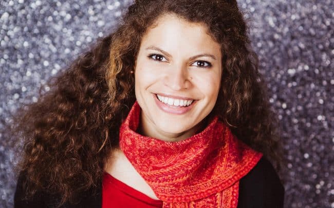 Bewerbungsfoto einer Frau mit braunen locken und rotem Schal im Fotostudio von Miriam Merkel