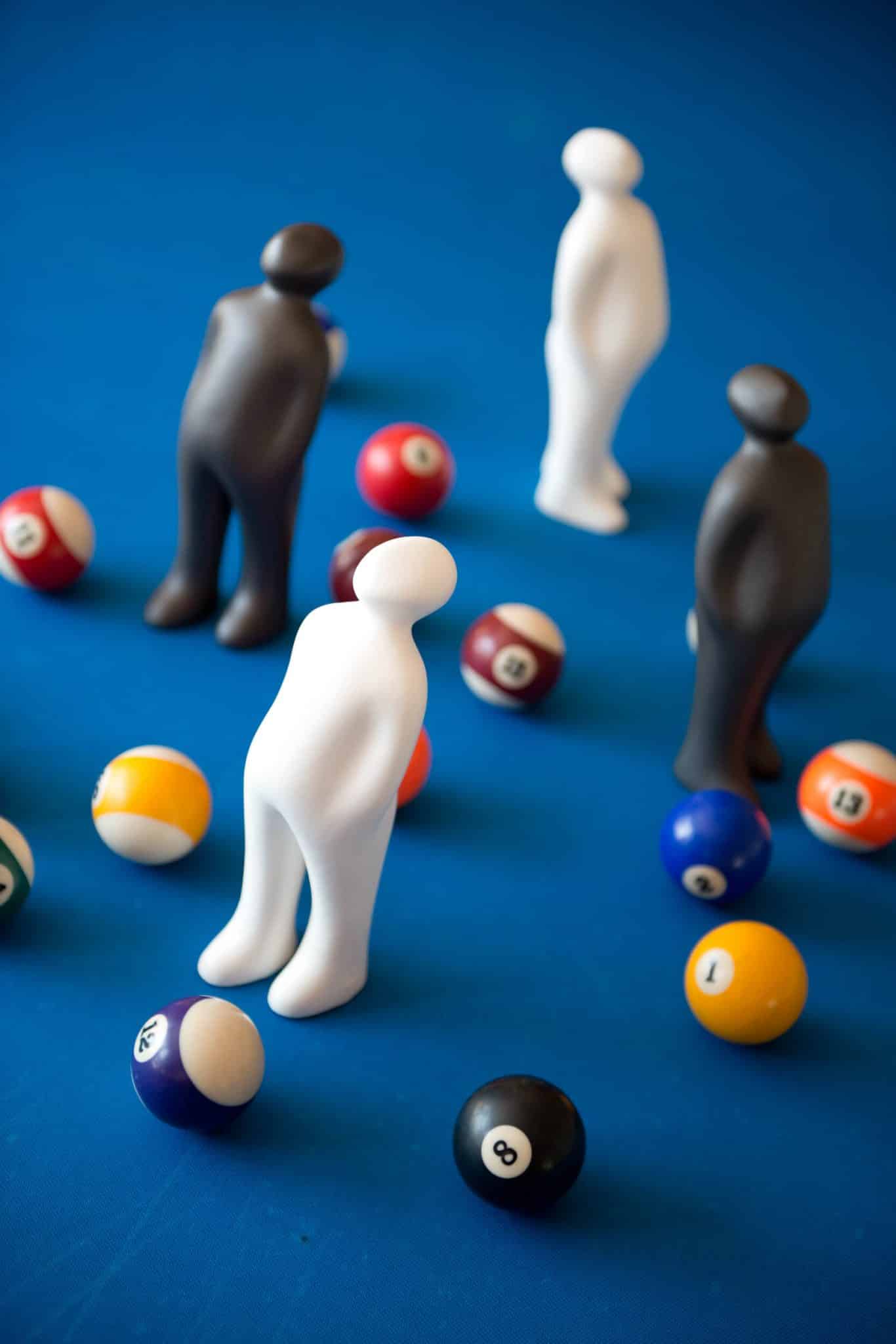 Produktfotografie menschliche Figuren auf einem Billardtisch
