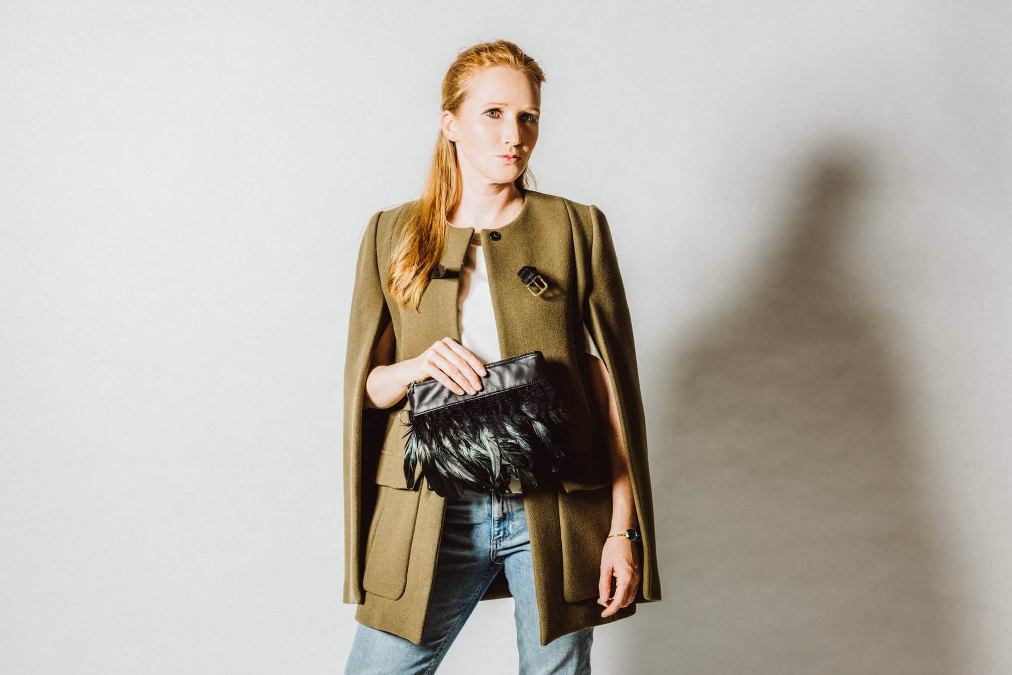 Produktfotografie Frau mit Tasche guckt nach rechts im Fotostudio von Miriam Merkel