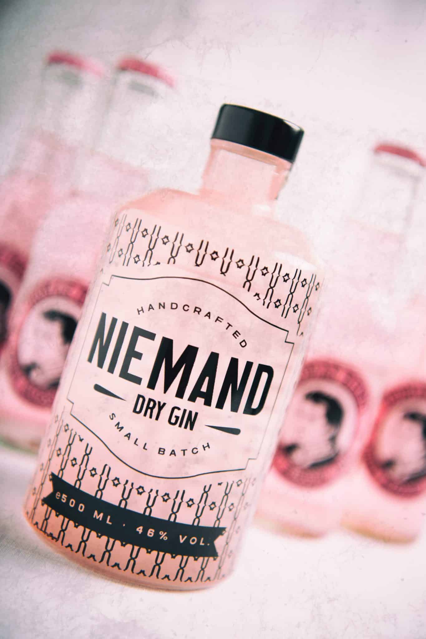 Produkt Fotografie Gin Flasche mit Tonic Water Hintergrund im Fotostudio von Miriam Merkel