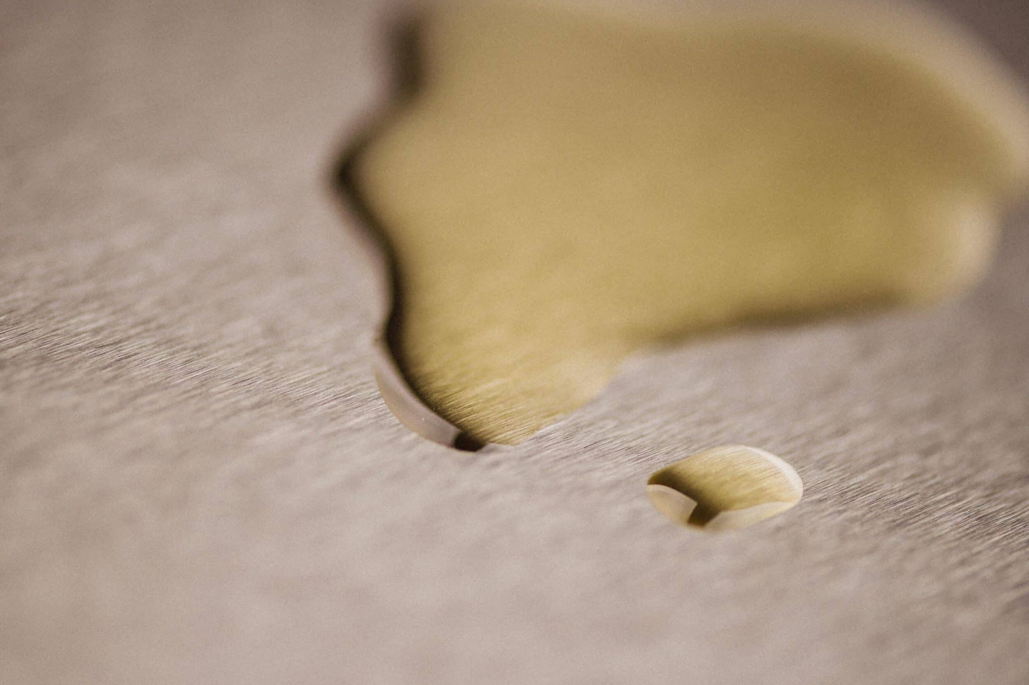 Produkt Fotografie gelbe Farbe auf grauem Hintergrund im Fotostudio von Miriam Merkel