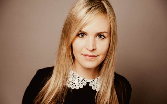 Bewerbungsfoto einer Frau mit langen blonden Haaren im Fotostudio von Miriam Merkel