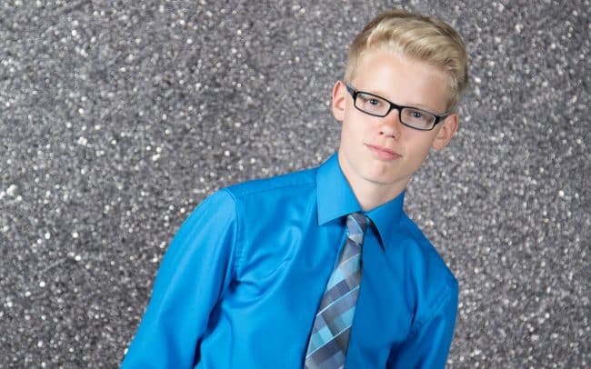 Konfirmationsbild Junge mit blauem Hemd