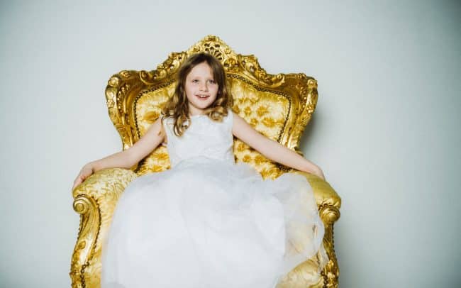 Kommunionsbild Firmungsbild Mädchen Portrait auf goldenem Sessel