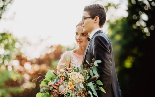Hochzeitsfotografie Göttingen romantisches Brautpaar auf Waldlichtung