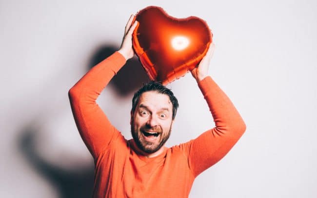 Mann mit Herz Ballon Valentinstag