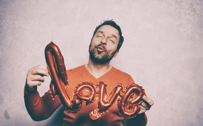 Mann mit Love Ballon Schriftzug Foto für Valentinstag