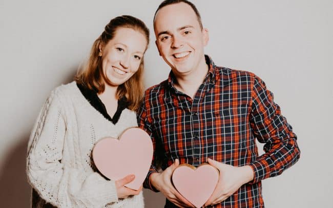 Valentinstag Paar mit Herz Deko im Studio Miriam Merkel Fotografie Göttingen