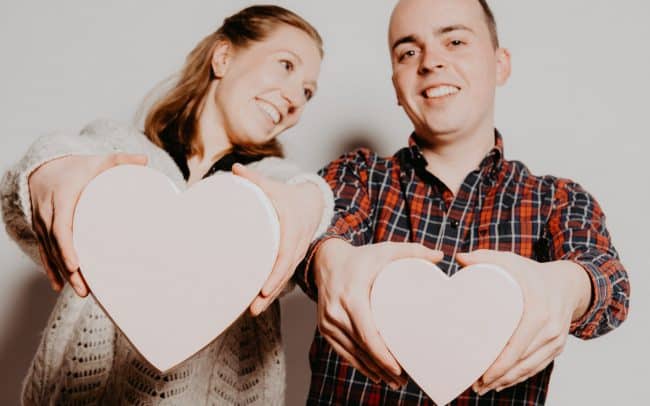 Valentinstag Paar mit Herz Deko im Studio Miriam Merkel Fotografie Göttingen