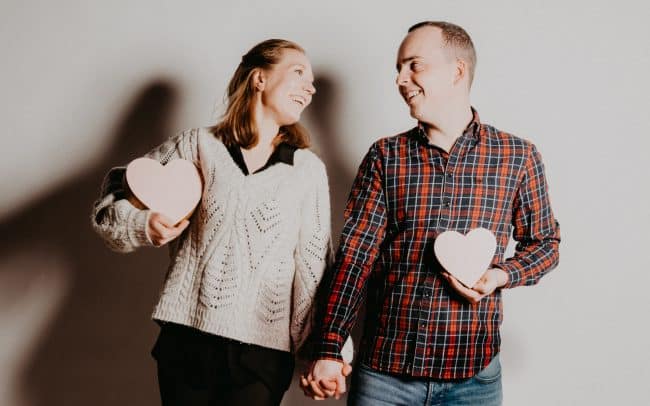 Valentinstag Paar mit Herz Deko im Studio Miriam Merkel Fotografie Göttingen