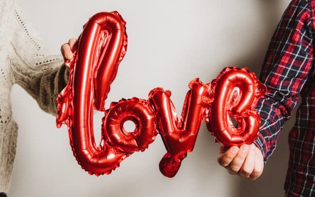 Valentinstag Paar mit Love Schriftzug Ballon im Studio Miriam Merkel Fotografie Göttingen