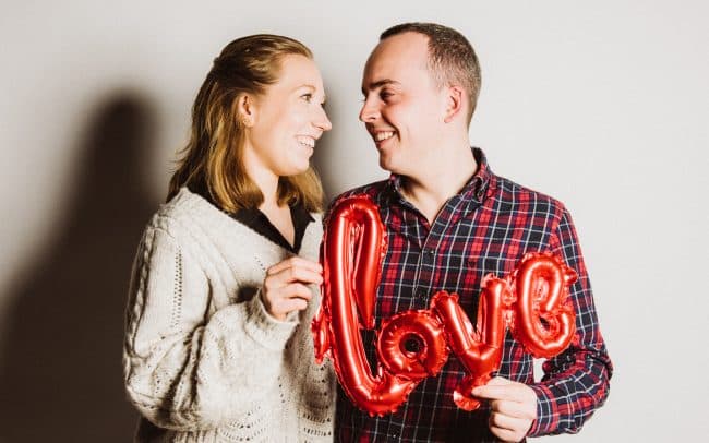 Valentinstag Paar mit Love Schriftzug Ballon im Studio Miriam Merkel Fotografie Göttingen