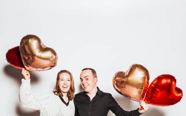 Valentinstag Paar mit HerzchenLuftballons im Studio Miriam Merkel Fotografie Göttingen