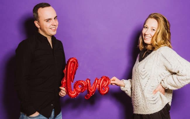 Valentinstag Paar mit Herzluftballons im Studio Miriam Merkel Fotografie Göttingen