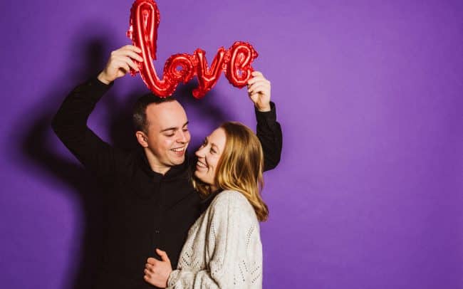 Valentinstag Paar mit Herzluftballons im Studio Miriam Merkel Fotografie Göttingen