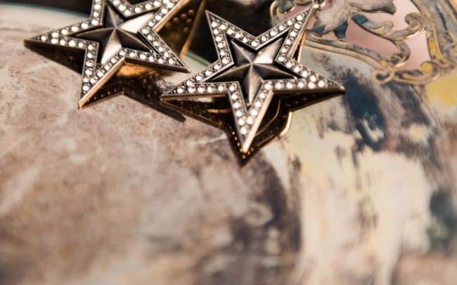 Produktfotografie Schmuck Ohrringe Sterne im Fotostudio von Miriam Merkel