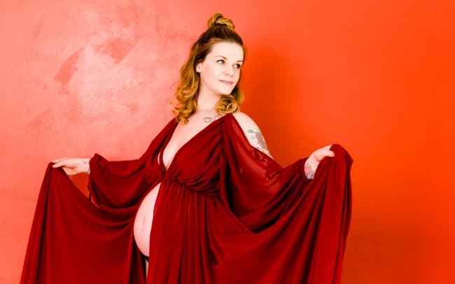 Schwangerschaftsfotografie Studio mit Maternity Gown Rot