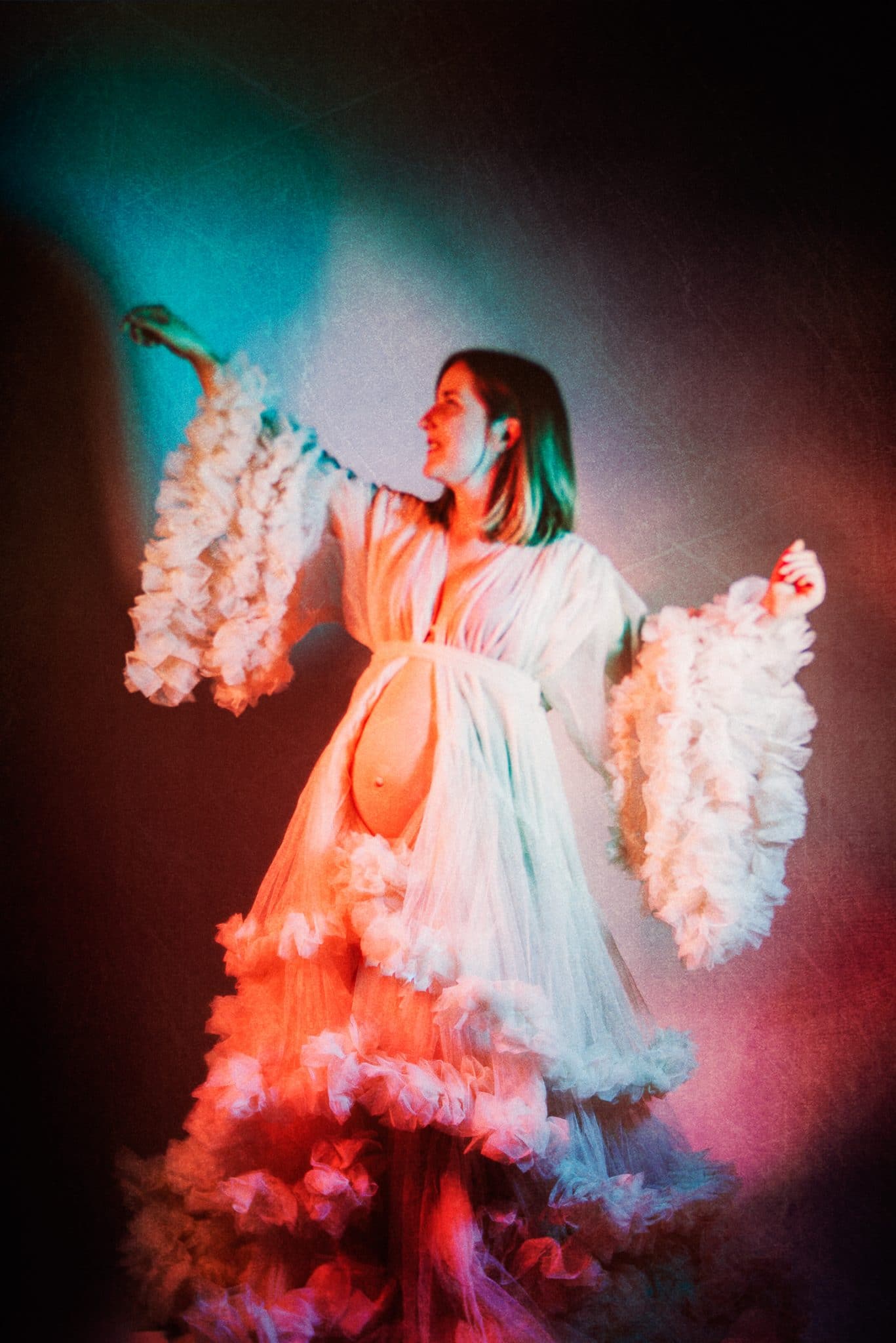 Schwangerschaftsfotografie Studio mit Maternity Gown weiss