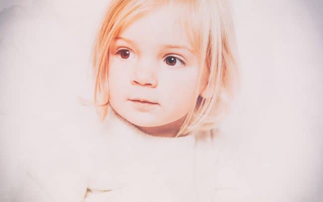 Portraitfoto kleines blondes Mädchen