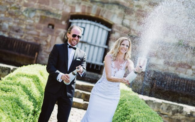 Hochzeitsfotografie Nörten Hardenberg Braut öffnet Champagne Flasche