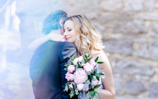 Hochzeitsfotografie Nörten Hardenberg Brautpaar umarmt sich