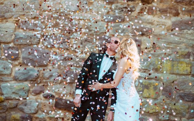 Hochzeitsfotografie Nörten Hardenberg Kuss mit Konfetti