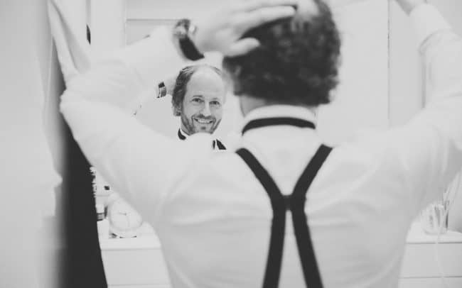 Hochzeitsfotografie Bräutigam im Spiegel in Schwarz/Weiss