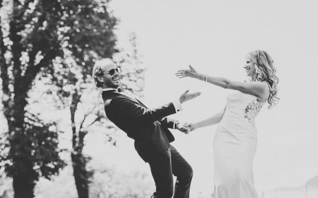 Hochzeitsfotografie Nörten Hardenberg Brautpaar lachend in Schwarz/Weiss
