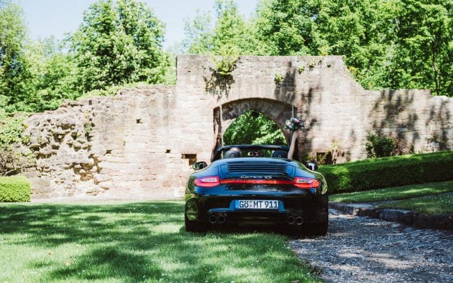Hochzeitsfotografie Nörten Hardenberg Brautpaar im Porsche