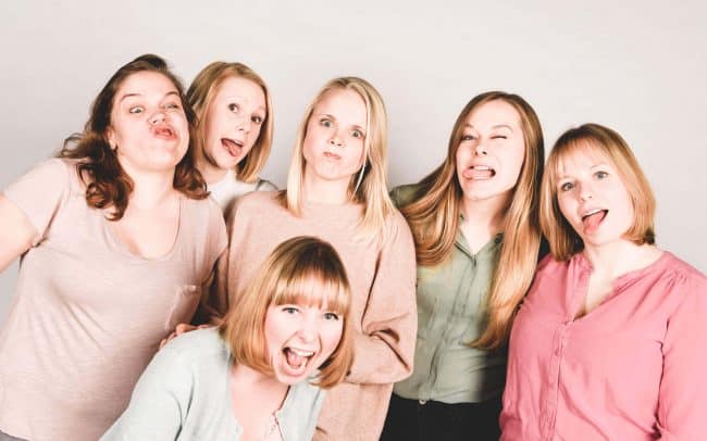 Freundinnenshooting Mädchen stehen vor einer weißen Wand