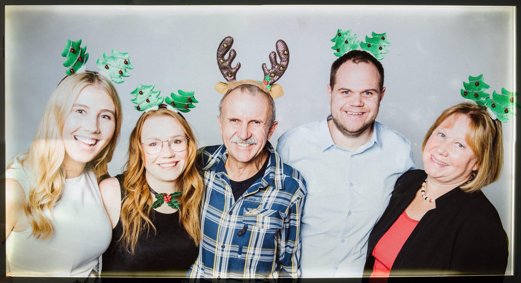 Weihnachten Christmas Weihnachtsfotografie Miriam Merkel Fotografie Weihnachtsportrait Familie mit Weihnachtsrequisiten im Studio von Miriam Merkel