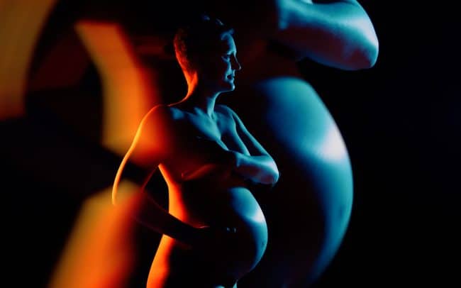 Schwangerschaftsfoto Doppelbelichtung blau orange im Studio Miriam Merkel Fotografie