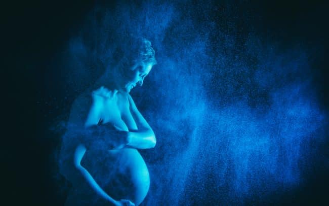Schwangerschaftsfoto Doppelbelichtung blau im Studio Miriam Merkel Fotografie