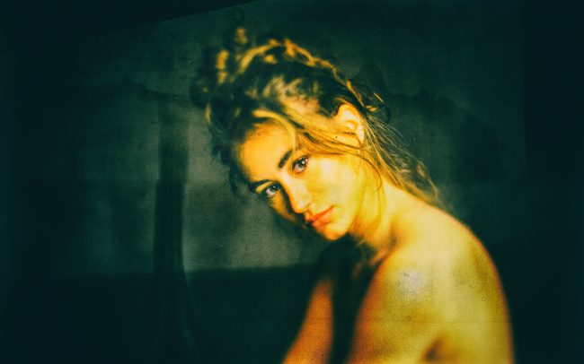 Nude Portrait junge Frau mit ernstem Blick