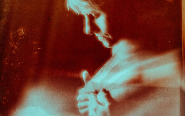 sinnliches Aktfoto Frau mit Tattoos Mehrfachbelichtung mit Vintage Filter