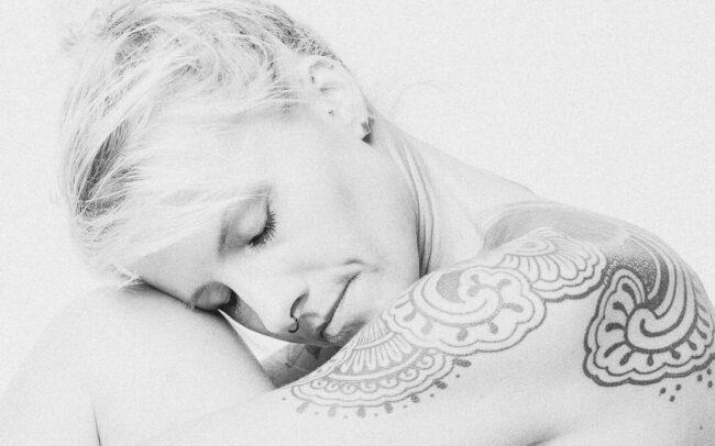 sinnliches Aktfoto Frau mit Tattoos in schwarzweiss