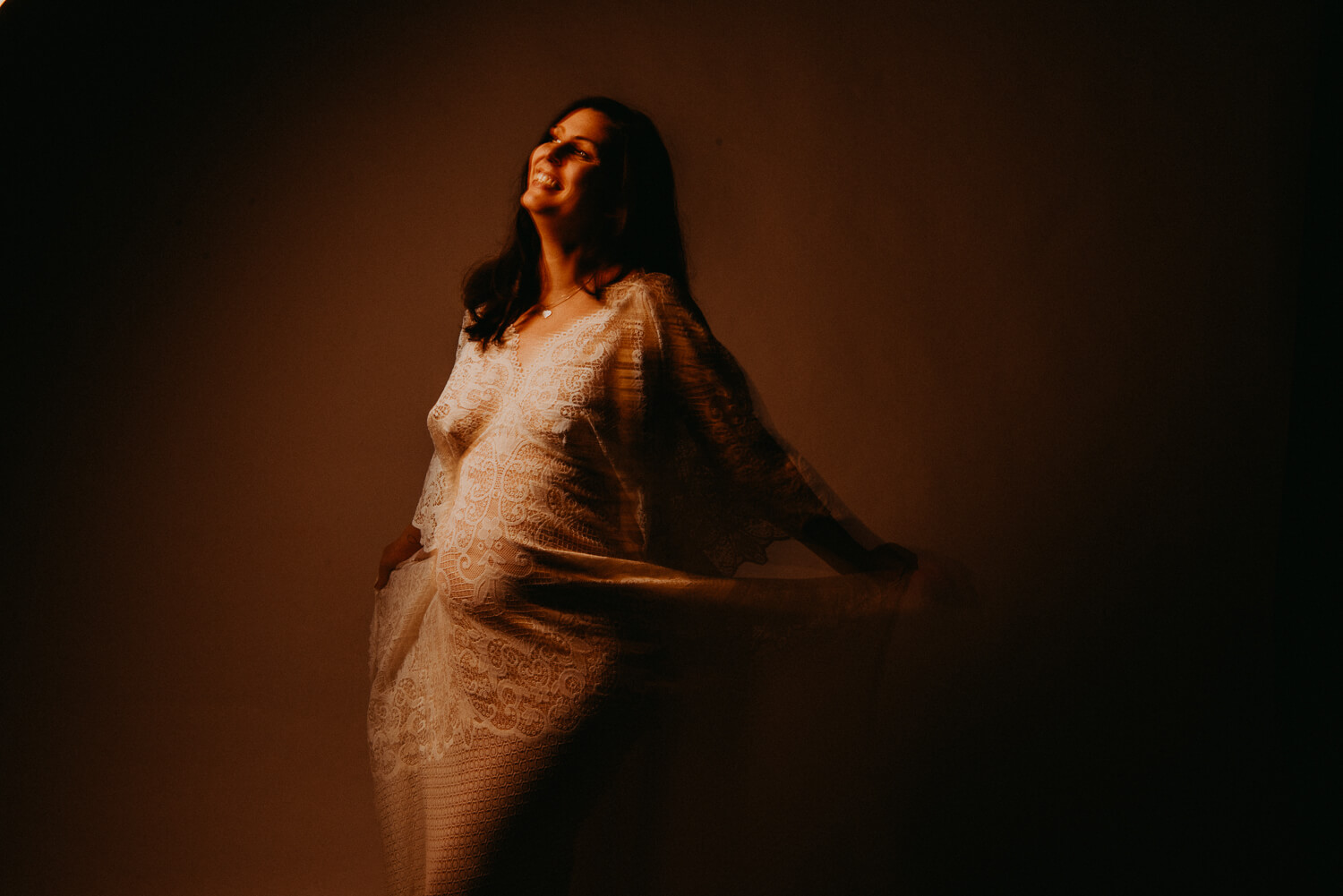 Schwangerschaftsfotografie Boho Kleid Schwangerschaftskleid aus Spitze Frau tanzend Kleiderverleih Schwangerschaft Goettingen