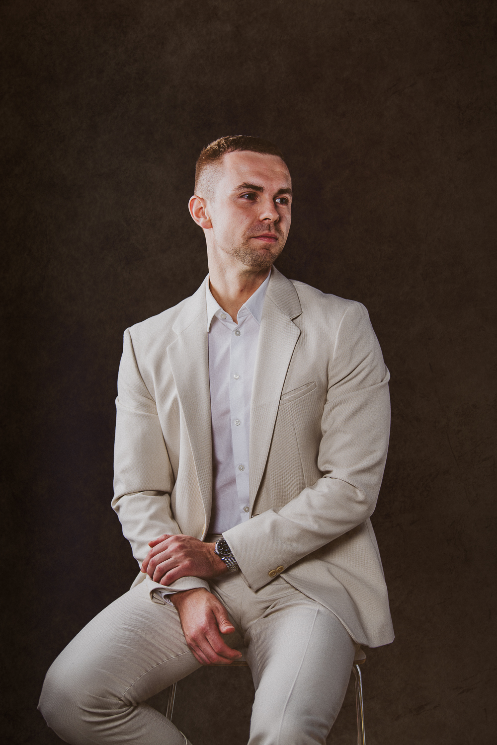Businessfotografie – Bewerbungsfotografie – Produktfotografie – Eventfotografie – Schmuckfotografie by Miriam Merkel Bewerbungsfoto Businessportrait Göttingen Mann in beigem Anzug