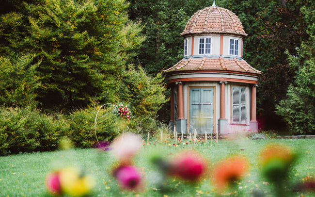 Heiraten auf Schillerwiesen in Göttingen im Pavillion im Grünen mit wunderschöner Blumendekoration