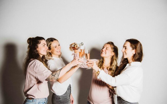 Junggesellinnen Abschied Göttingen Mädels trinken gemeinsam Sekt