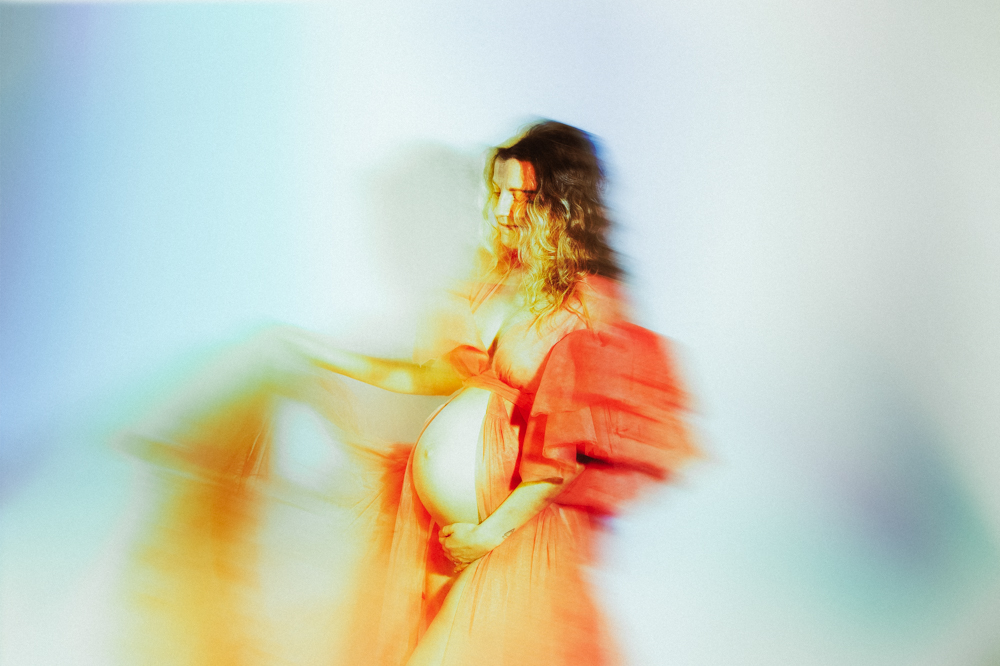 Schwangerschaftsfotografie im Studio mit Leihkleid in Pink