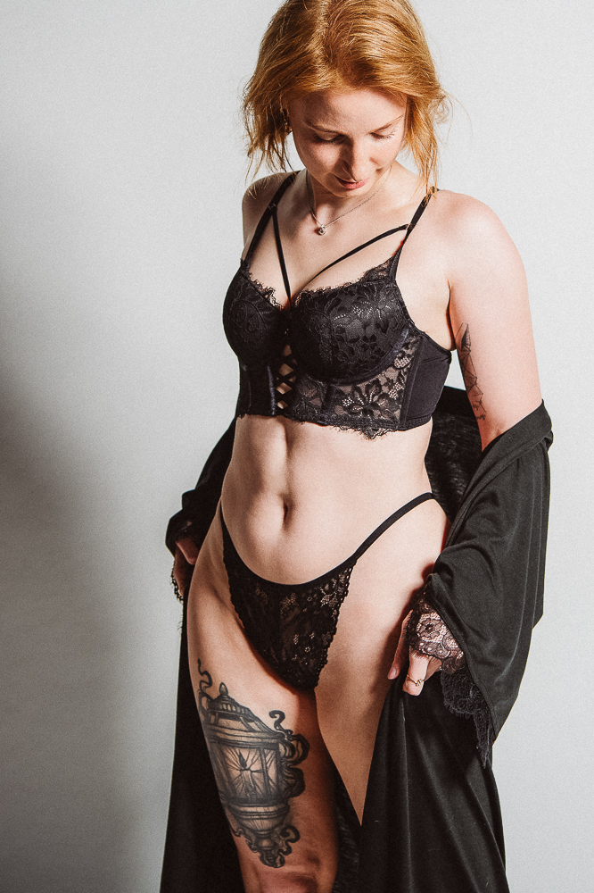 Aktfotografie Teilakt rothaarige Frau mit schwarzer Spitzenunterwäsche
