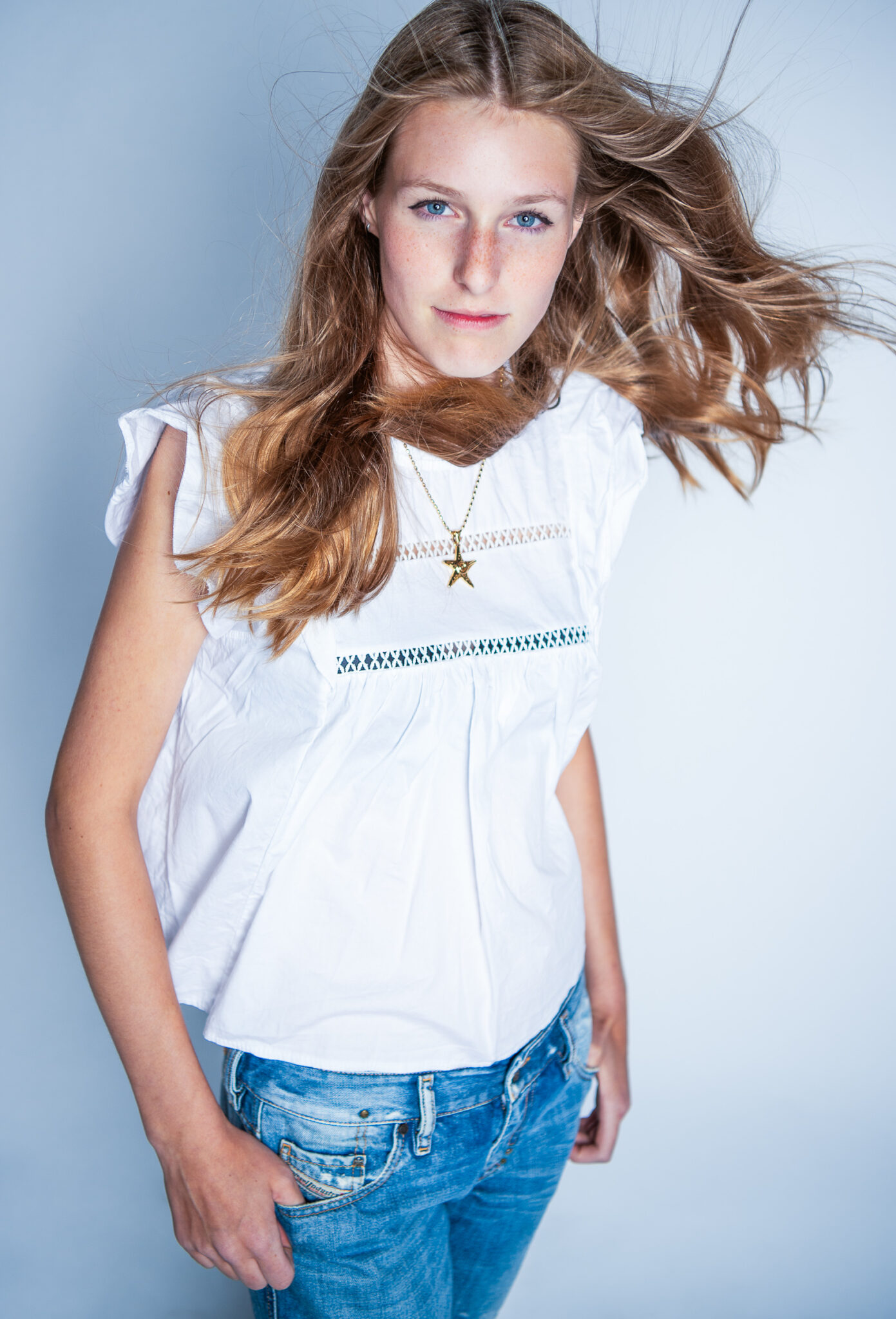 Portraitfotografie – Fashionfotografie by Miriam Merkel Portrait Foto Halbkörper junge schlanke Frau mit Jeans Blick in die Kameraund Nordic Style Oberteil Portraitfotografie Göttingen im Fotostudio von Miriam Merkel