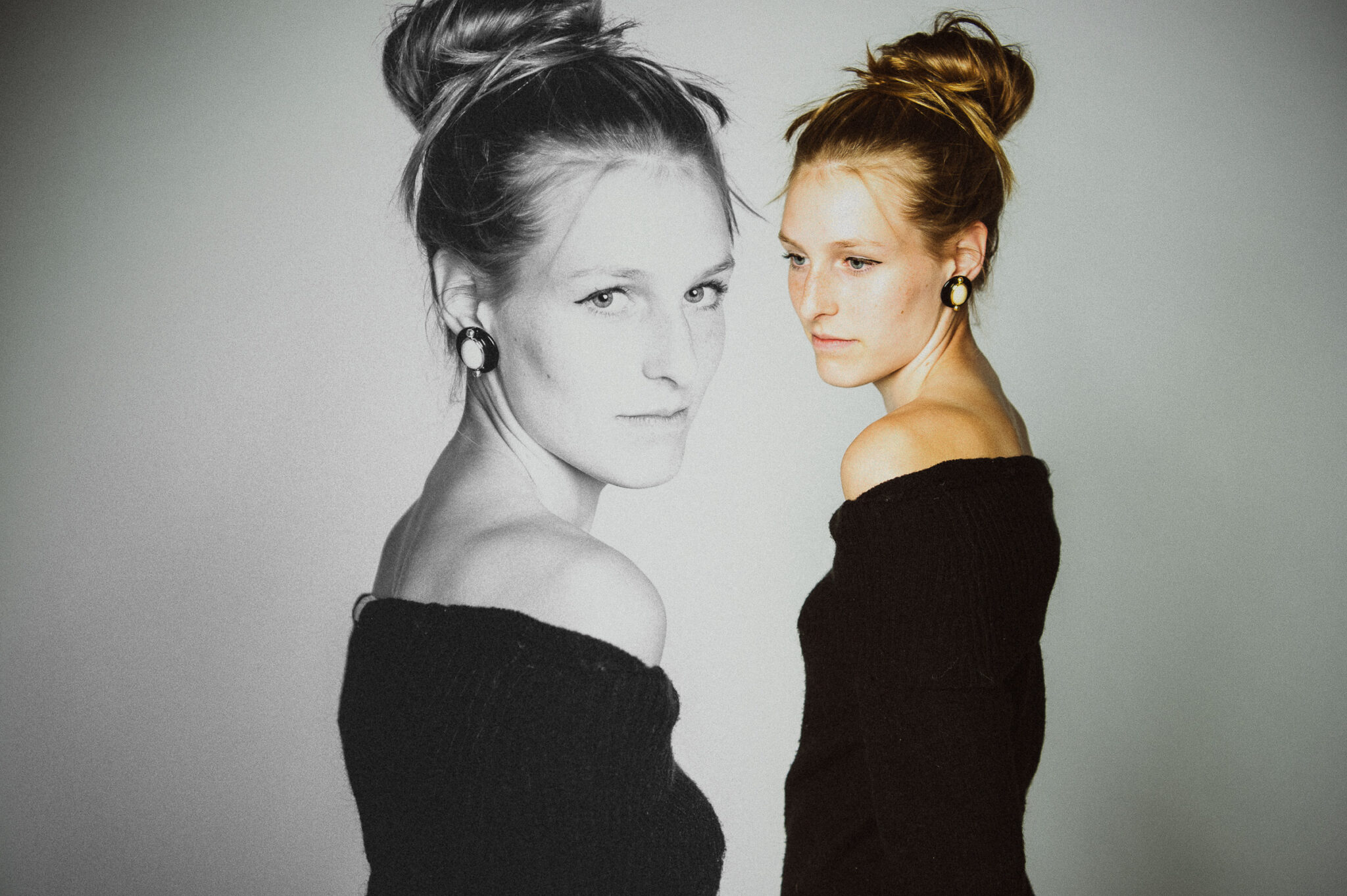 Portrait junge Frau mit schulterfreiem Pullover im Fotostudio von Miriam Merkel Portraitfotografie in Göttingen